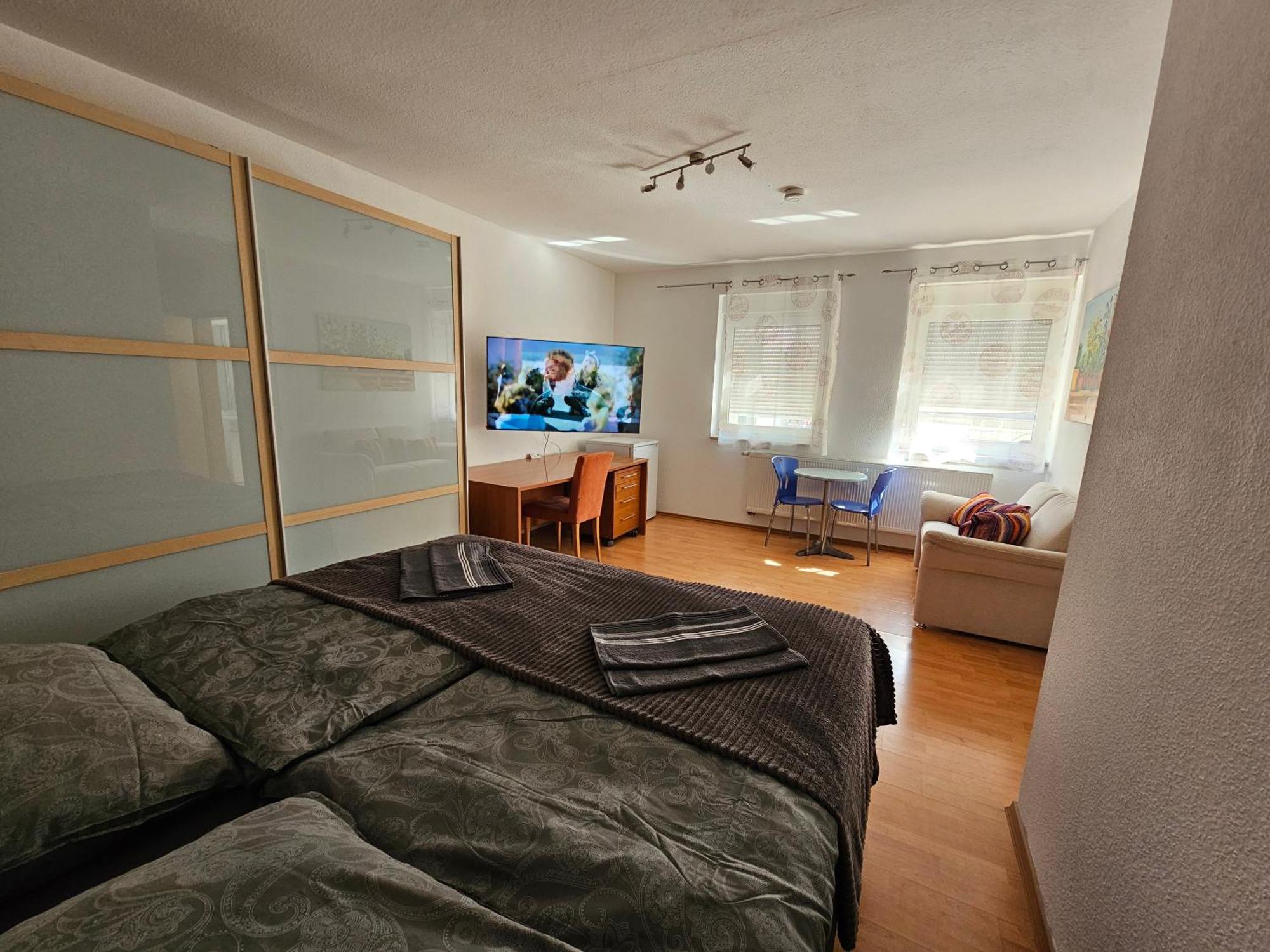 Apartment City-close - King Bed & Free Garage